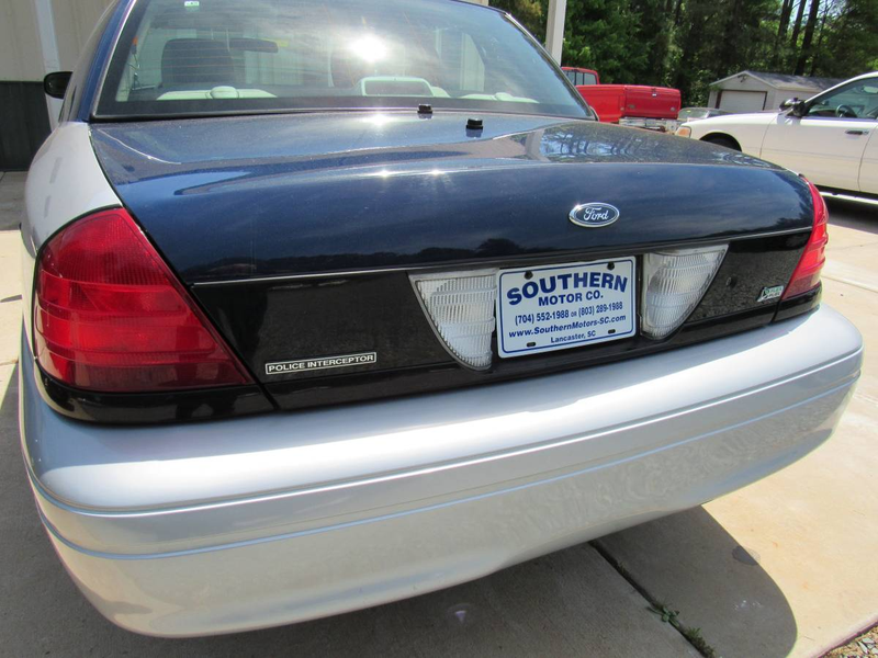 Illustration for article titled At $3,975, Could This 2011 Ford Crown Vic Interceptor Be Your Blue Light Special?
